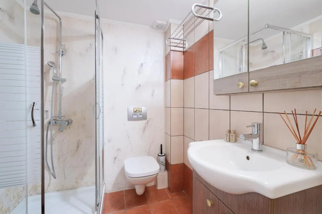 Tiara Holidays - Endless Blue Sea Resort - Standard Triple Studio - bathroom